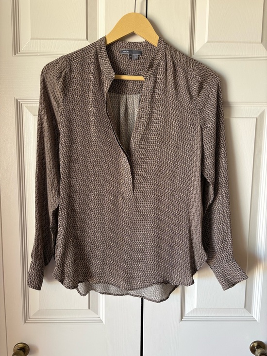 Vince Tops - Vince | V-Neck Placket Silk Blouse. Herringbone print. Sleek. Sexy. Size 4